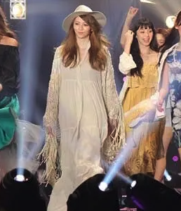 香里奈2016年にTGCのランウェイを歩いている画像