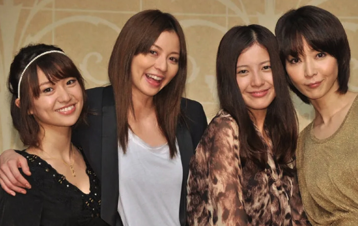 月9ドラマ「私が恋愛出来ない理由」の共演メンバーと写真を取る香里奈