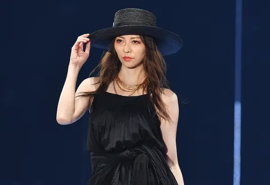 香里奈、TGCのランウェイでポーズを決める画像