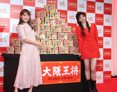 香里奈と鈴木奈々が大阪王将のイベントに出席している画像