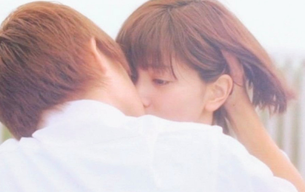 岸優太と石橋杏奈のキスシーンの画像