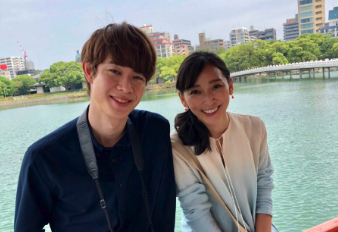 宮沢氷魚と杏が並んでいる画像