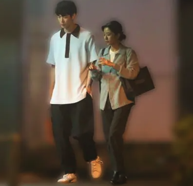 宮沢氷魚と黒島結菜が歩いている画像