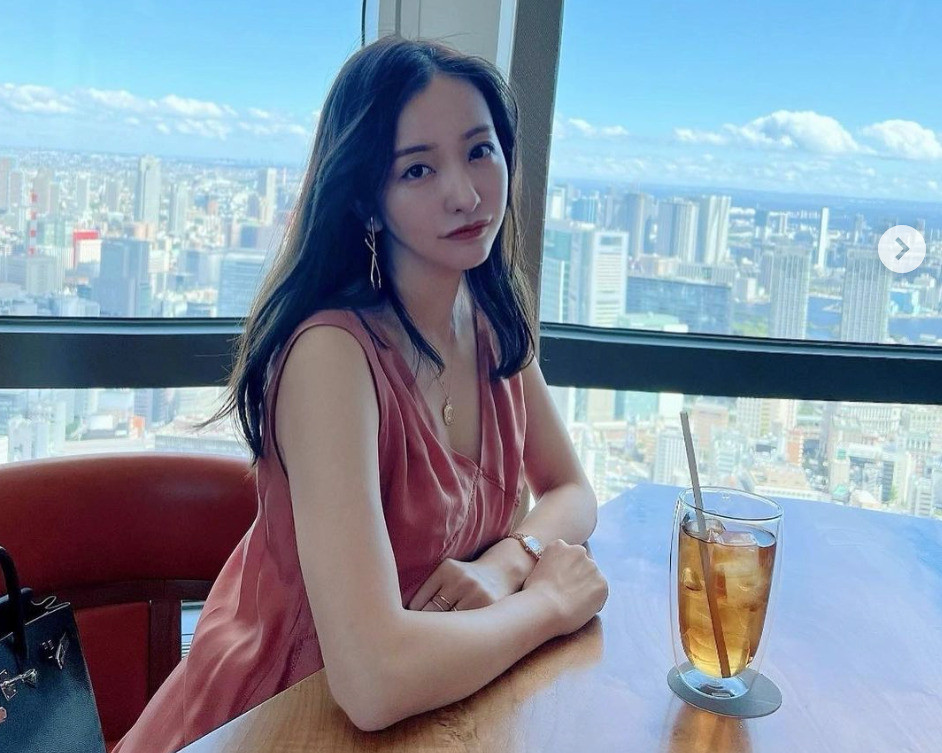 板野友美が高層階でお茶してる画像