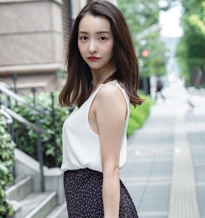 板野友美がノースリーブ着てる画像