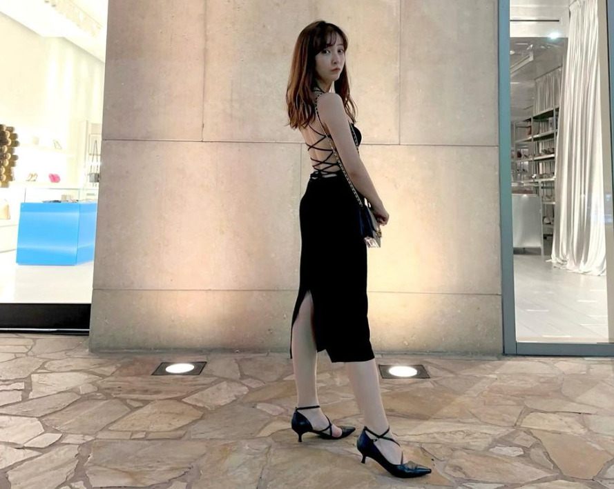 板野友美がハワイで背中ばっくり空いた服着てる画像