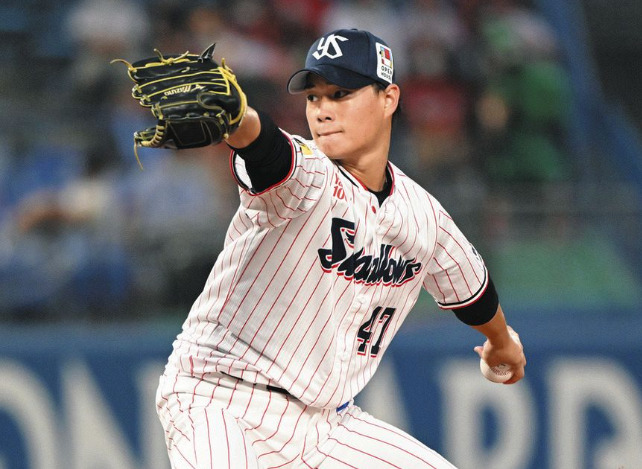 高橋奎二が野球をしている画像