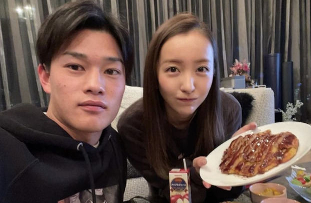 高橋奎二と板野友美の画像