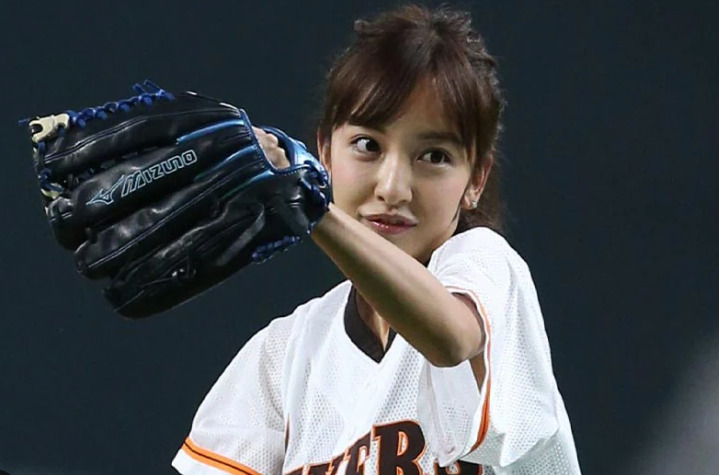 板野友美が野球のグローブをはめている画像