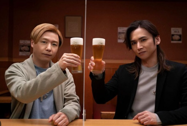 KinKiKidsがビールで乾杯している画像