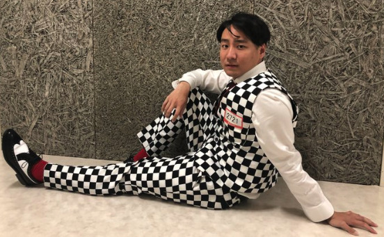 田津原理音がポーズを決めている画像