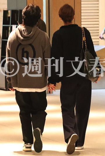 良原安美アナと彼氏が手を繋いで歩いている画像
