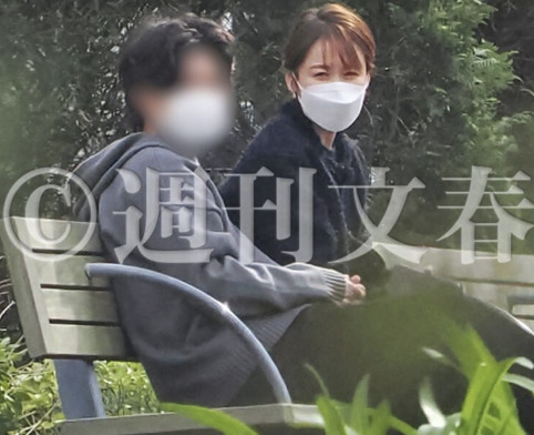 良原安美アナと彼氏がベンチに座っている画像