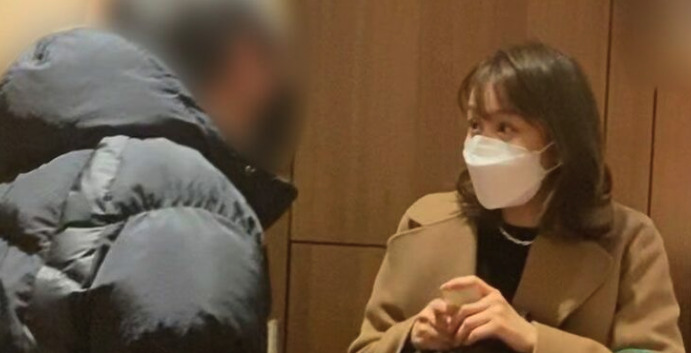 文春に取材されている良原安美アナの画像