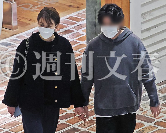 良原安美アナが彼氏と歩いている画像
