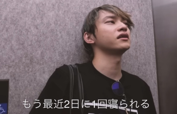 SKY-HIが寝不足を語っている画像
