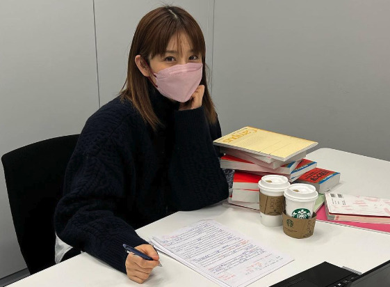 受験勉強している小倉優子の画像