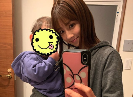 子供を抱っこしている小倉優子の画像