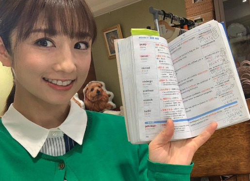 受験勉強している小倉優子の画像