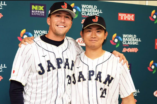 ヌートバーと今永昇太が肩を組んでいる画像