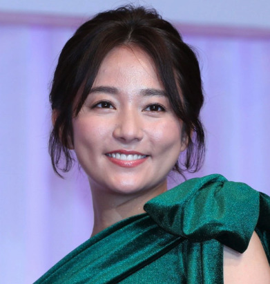 木村文乃が緑のドレスをきている画像