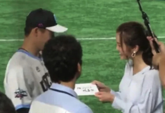 福田典子が山本由伸にインタビューしている画像