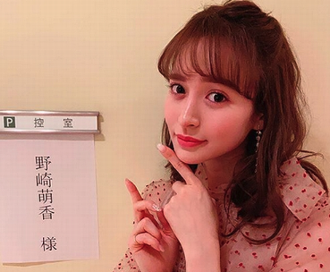 野崎萌香が自分の楽屋の前の名前を指差している画像