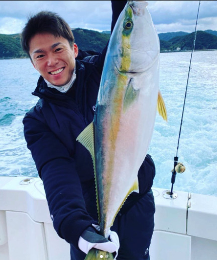釣りをしている山本由伸の画像