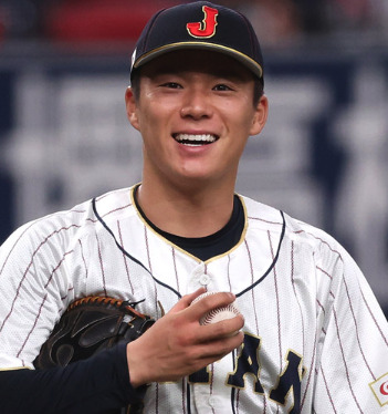山本由伸がWBCのユニフォームを着ている画像