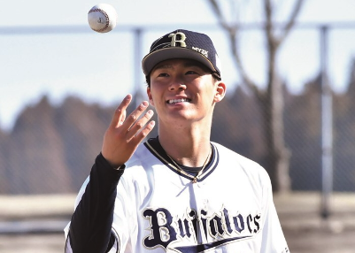 山本由伸がボールを投げている画像