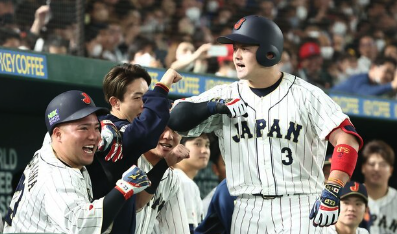 WBCでデスターシャポーズをとる牧選手の画像