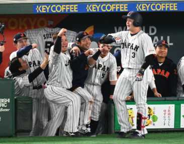 WBCでデスターシャをする牧の画像