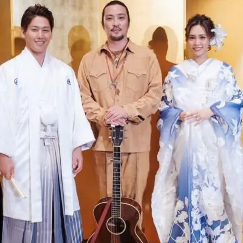 吉田正尚とゆり香の結婚式で吉田正尚とゆり香と若旦那の3ショットの画像