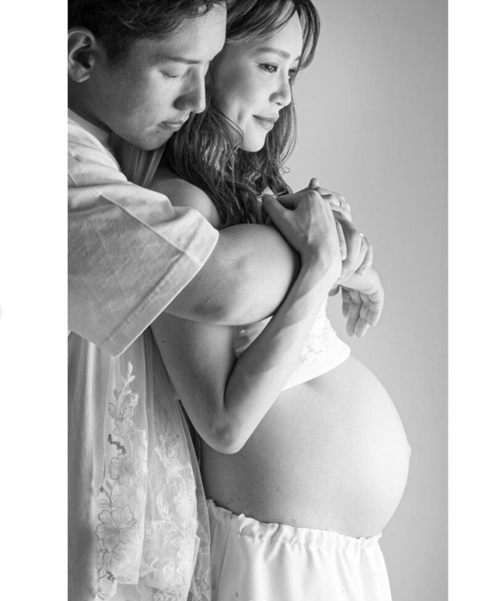 妊婦のゆり香にバックハグする吉田正尚の画像