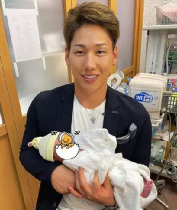 吉田正尚選手が生まれたての次女を抱っこしている画像