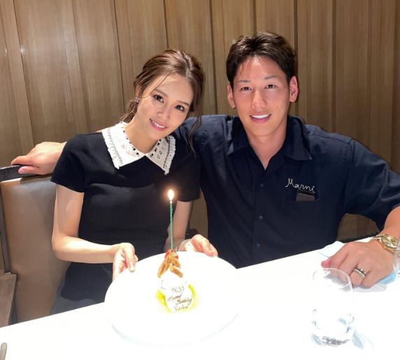 吉田正尚選手とゆり香が誕生日祝いをしている画像