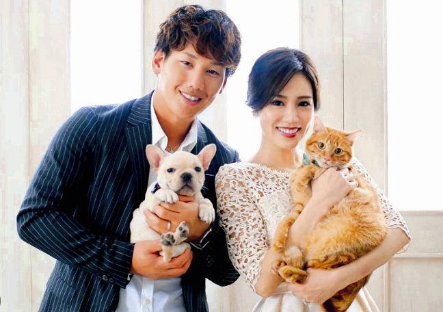 吉田正尚選手とゆり香が犬を抱いている画像