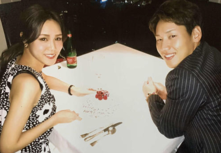 吉田正尚選手とゆり香がテーブルに座っている画像