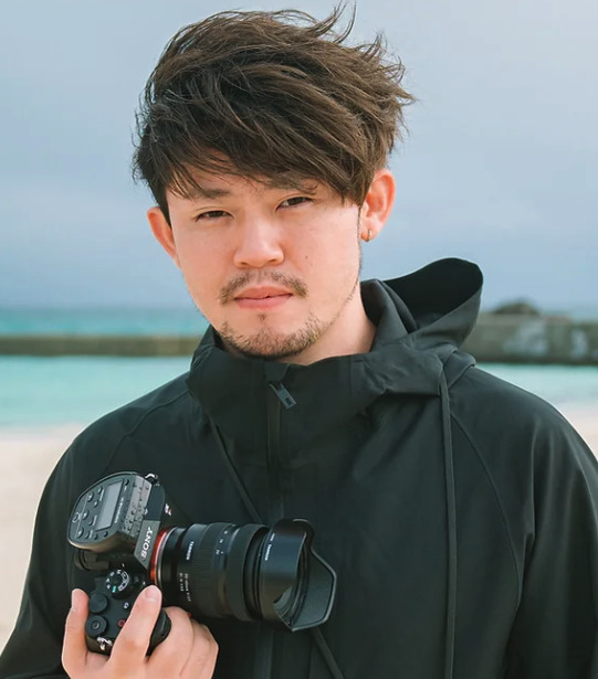 関一也がカメラを持っている画像