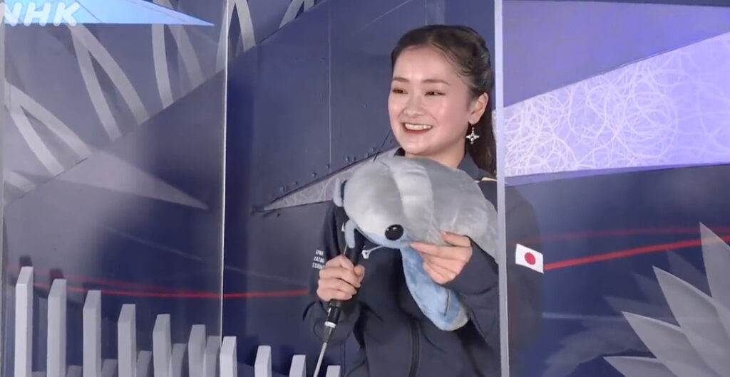 渡辺倫果がダイオウグゾクムシのぬいぐるみを持っている画像