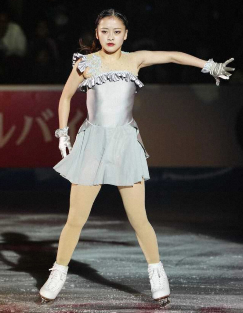渡辺倫果が氷上で演技している画像