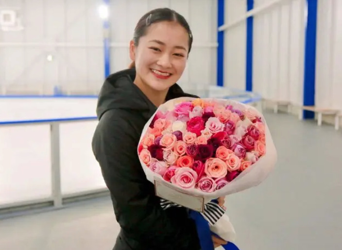 渡辺倫果が花束をもって笑顔の画像