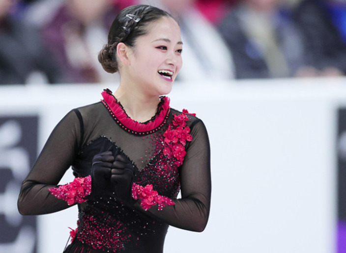 渡辺倫果がフィギュアの衣装を着ている画像
