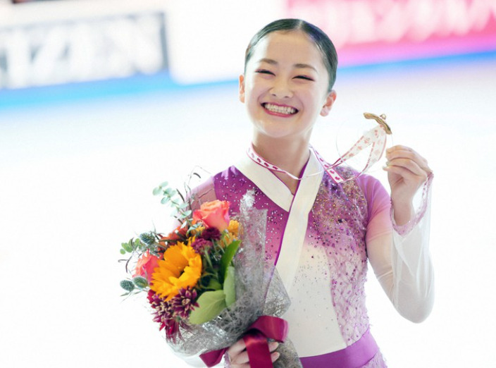 渡辺倫果がカナダGPで優勝メダルを持って笑顔の画像