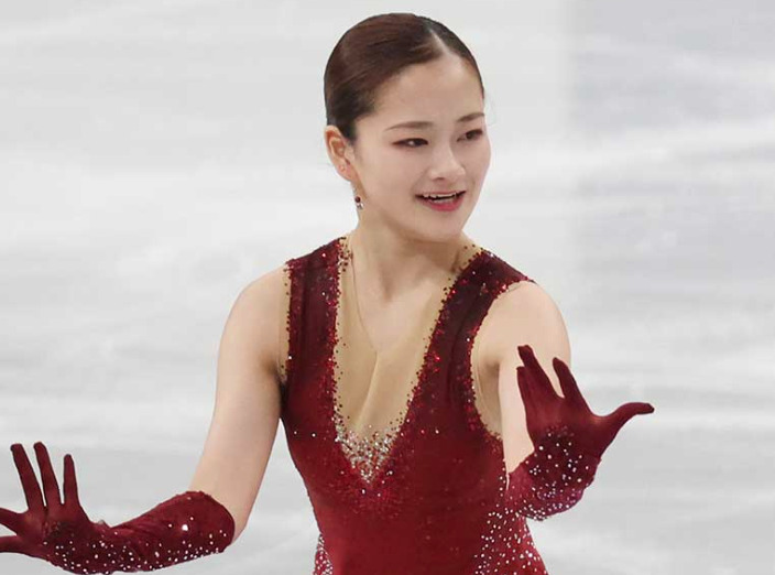 渡辺倫果が氷上で演技中の画像