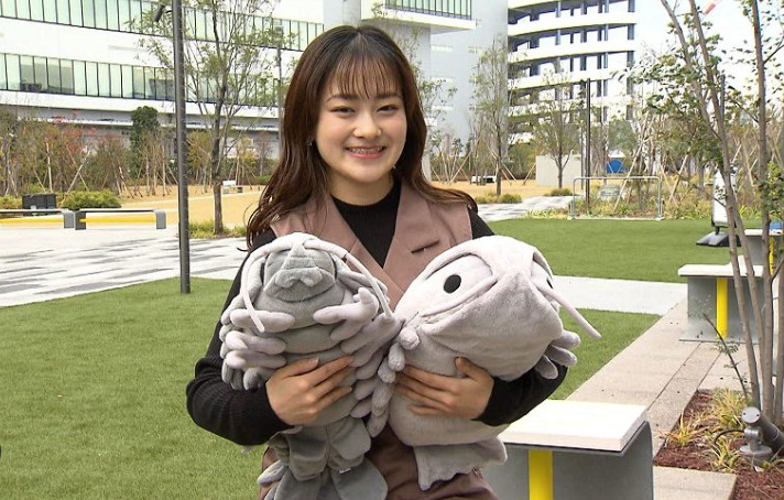渡辺倫果がダイオウグゾクムシのぬいぐるみを持っている画像