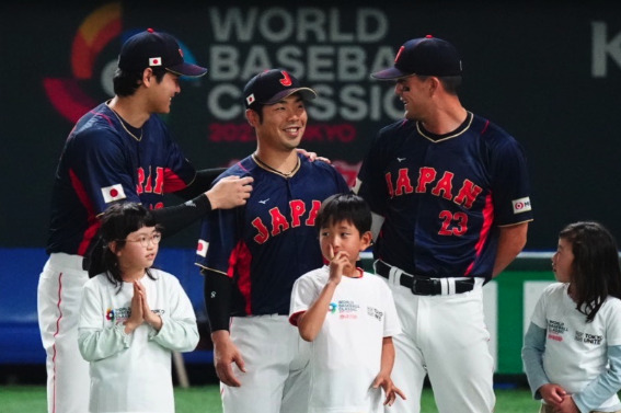 大谷、近藤、ヌートバーが並んでいる画像