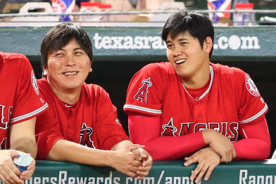 水谷一平と大谷翔平がベンチで並んで立っている画像