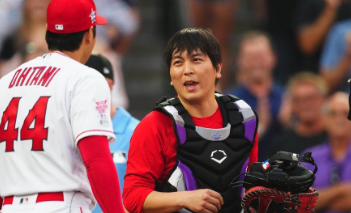 水原一平が大谷選手と話している画像