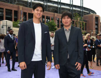 レッドカーペットショーで大谷翔平を水原一平が歩いている画像